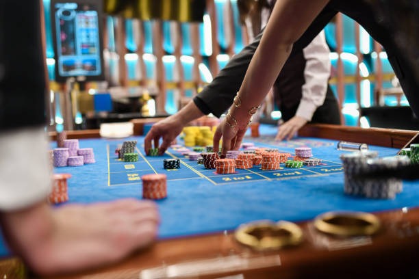 Slot game mechanics comparison showing Aviator crash, Sweet Bonanza clusters, Gates of Olympus cascades, Fortune Tiger stacks, and Mahjong Ways grid